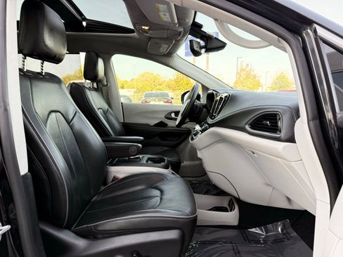 Used 2020 Chrysler Pacifica Limited image 30