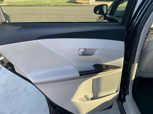 Used 2010 Toyota Venza FWD 4cyl 4dr Crossover image 16