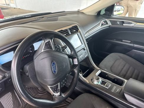 Used 2018 Ford Fusion SE w/ Fusion SE Technology Package FWD image 13