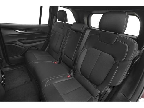 Used 2025 Jeep Grand Cherokee Altitude AWD/4WD image 9