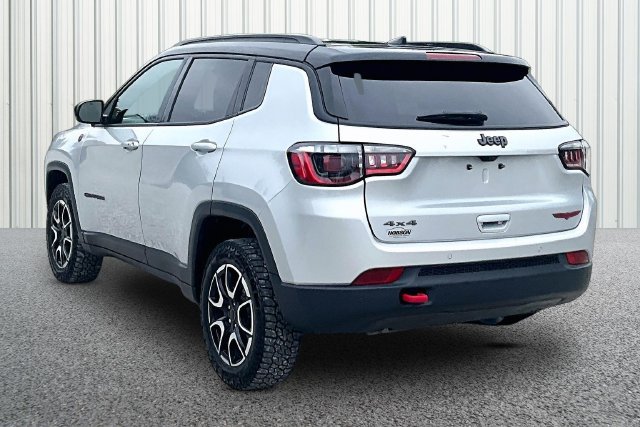 Used 2025 Jeep Compass Trailhawk AWD/4WD image 9