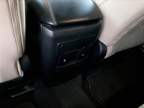 Used 2024 Ford Explorer XLT image 41