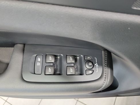 Used 2025 Volvo XC60 B5 Plus image 40