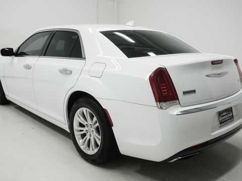 Used 2017 Chrysler 300 Limited w/ Driver Convenience Group RWD image 6