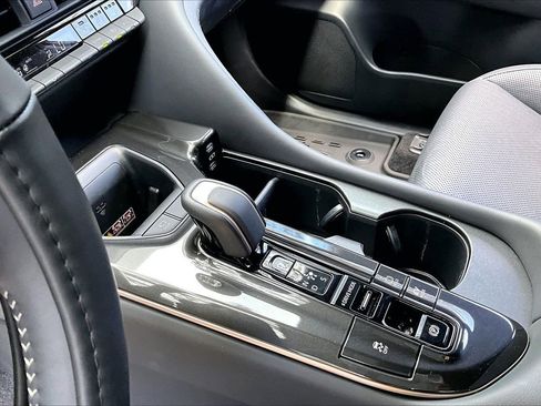 Used 2025 Toyota Crown Signia w/ Advanced Technology Package image 15