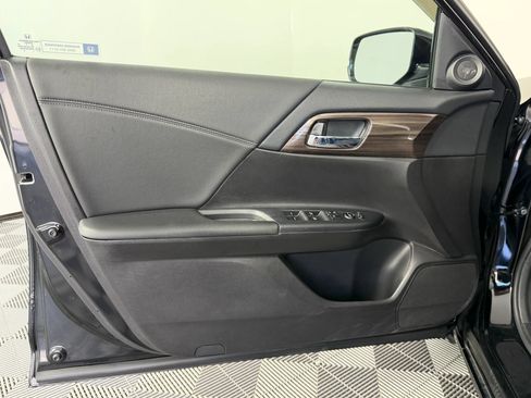 Used 2017 Honda Accord EX image 31