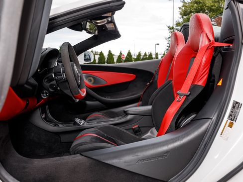 Used 2019 McLaren 570S Spider image 28