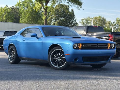 Used 2019 Dodge Challenger SXT image 2