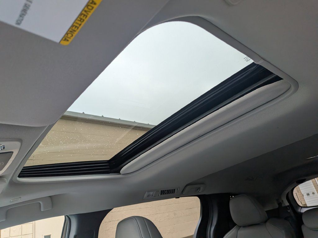 Used 2026 Toyota Sienna XLE FWD image 10