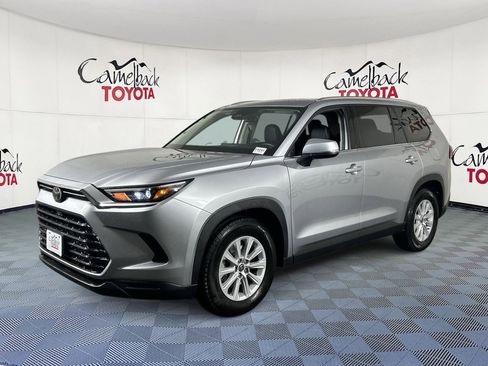 Used 2025 Toyota Grand Highlander AWD image 2