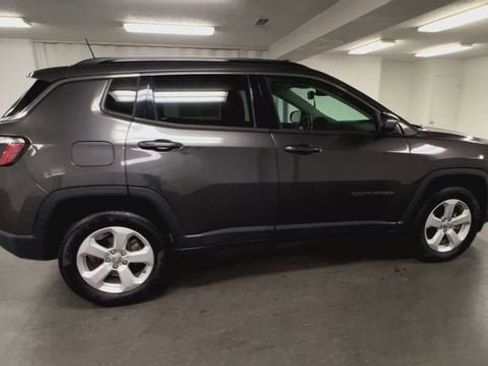 Used 2019 Jeep Compass Latitude w/ Popular Equipment Group AWD/4WD image 9