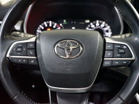 Certified 2024 Toyota Highlander XLE image 12