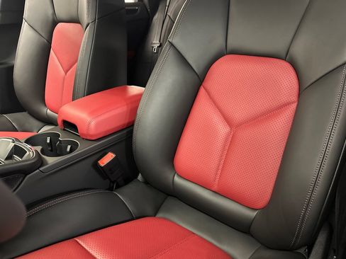 Certified 2025 Porsche Macan image 5