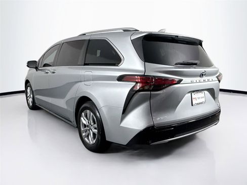 Certified 2023 Toyota Sienna Limited image 8