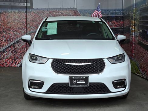 Used 2023 Chrysler Pacifica Touring-L FWD image 3