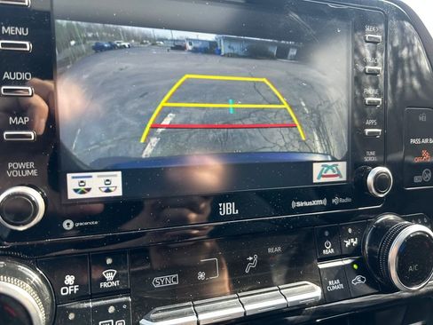 Used 2021 Toyota Highlander Limited image 14