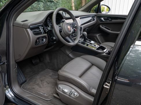 Used 2024 Porsche Macan image 4