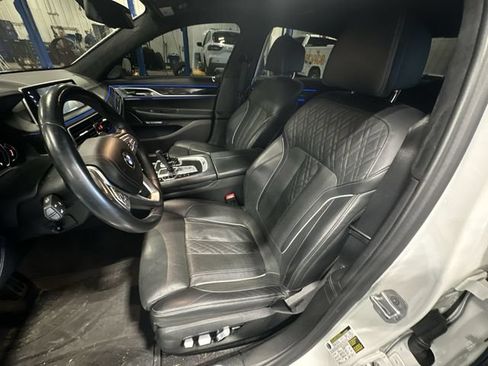 Used 2018 BMW 750i RWD image 17