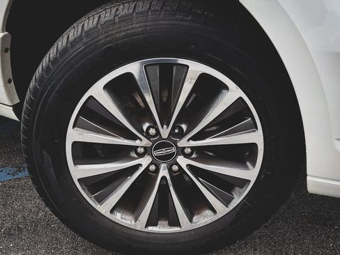 Used 2016 Lincoln Navigator L Select AWD/4WD image 33
