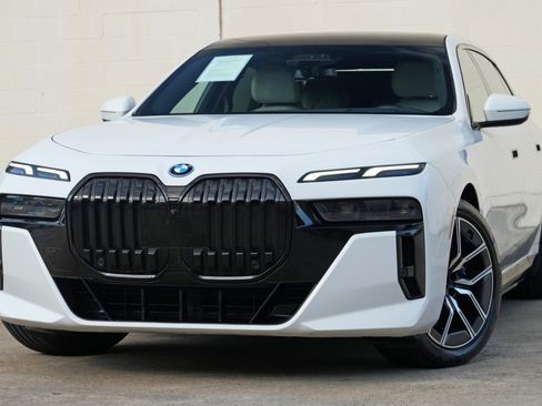 Used 2023 BMW i7 xDrive60 AWD/4WD image 3