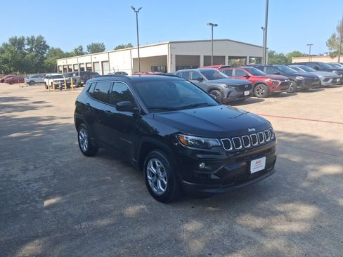 Used 2025 Jeep Compass Latitude w/ Sun & Sound Group AWD/4WD image 6