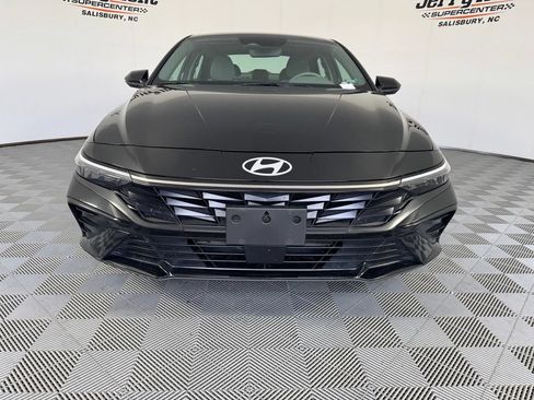 Used 2025 Hyundai Elantra SEL FWD image 5