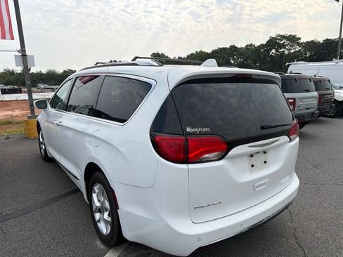 Used 2017 Chrysler Pacifica Touring-L Plus w/ Tire & Wheel Group FWD image 4