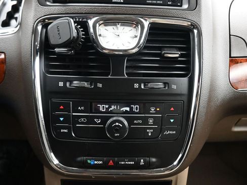 Used 2014 Chrysler Town & Country Touring image 18