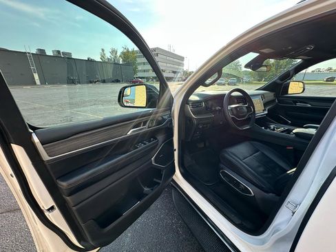 Used 2024 Jeep Wagoneer Series II w/ Flexible Seating Group AWD/4WD image 9