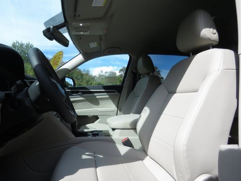 Used 2022 Volkswagen Atlas SE w/ Black Wheel Package image 11