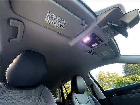 New 2025 Volkswagen Tiguan SE image 25