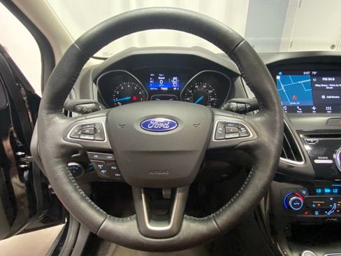 Used 2017 Ford Focus Titanium w/ Titanium Technology Package FWD image 19