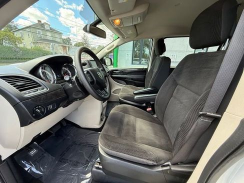 Used 2019 Dodge Grand Caravan SE w/ UConnect Hands-Free Group image 18