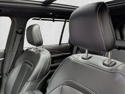 Used 2025 Jeep Grand Cherokee Limited w/ Luxury Tech Group II image 14