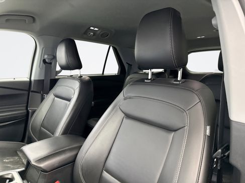 Used 2022 Ford Explorer XLT w/ Equipment Group 202A image 10