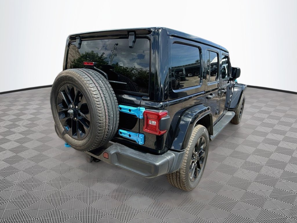 Used 2023 Jeep Wrangler Unlimited Sahara w/ Cold Weather Group AWD/4WD image 6