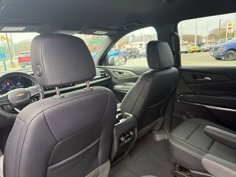 Used 2025 Chevrolet Traverse LT image 28