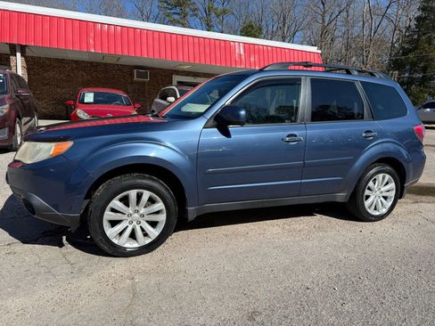 Used 2013 Subaru Forester 2.5X Premium w/ All-Weather Plus Pkg AWD/4WD image 3
