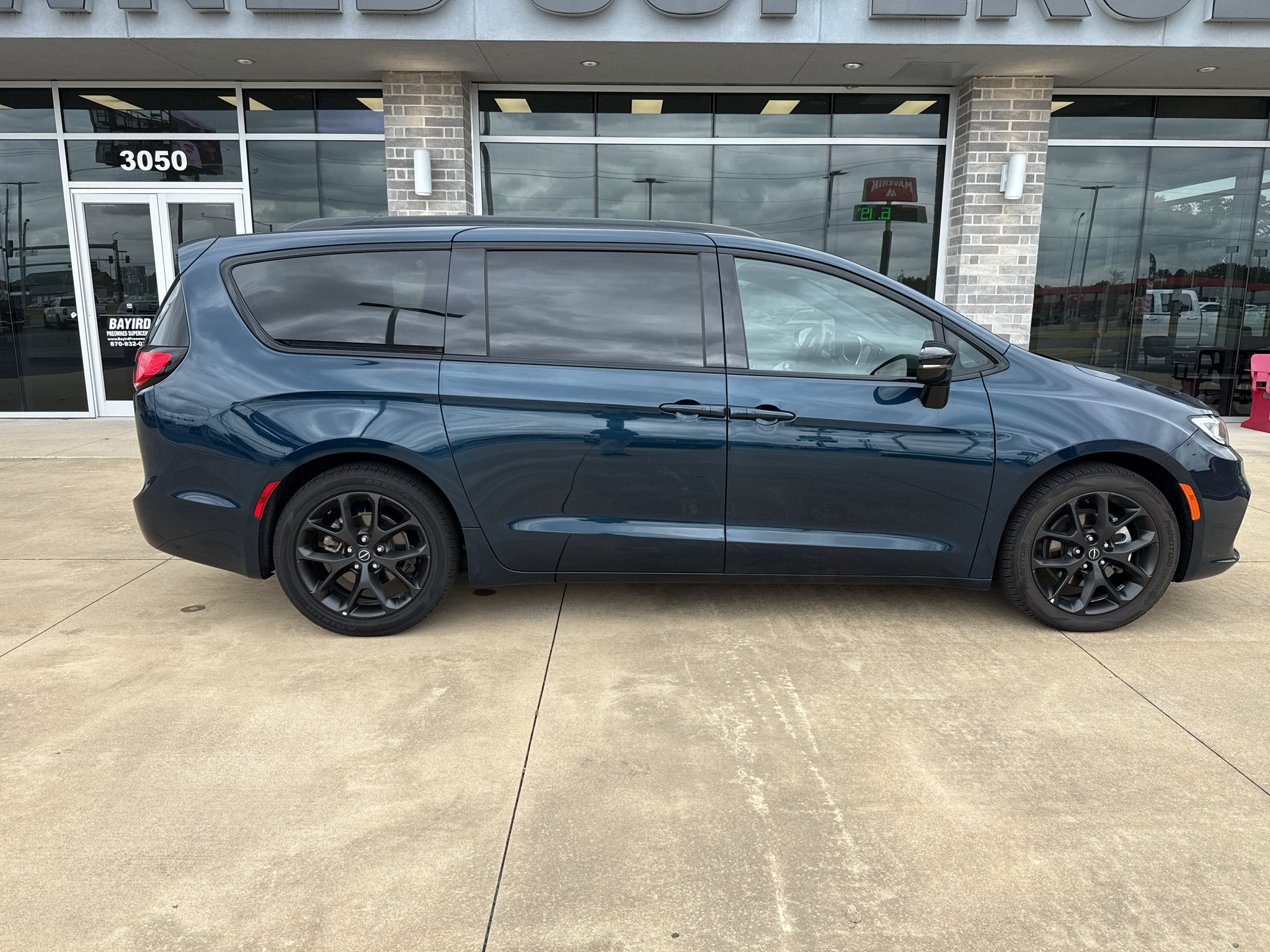 Used 2025 Chrysler Pacifica Limited FWD image 8