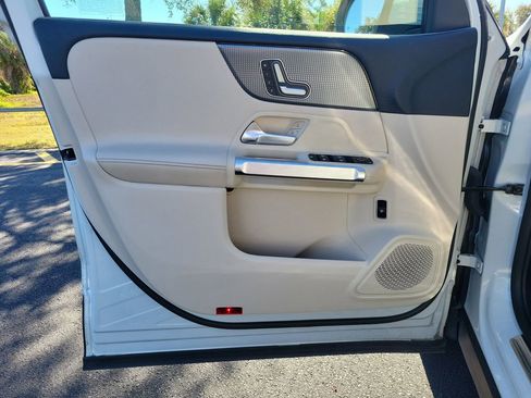 Used 2022 Mercedes-Benz GLB 250 image 17