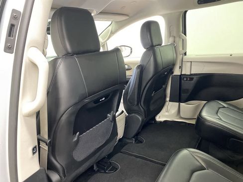 Used 2024 Chrysler Pacifica Touring-L image 14