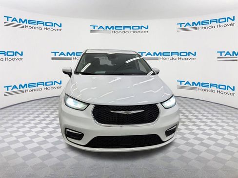 Used 2023 Chrysler Pacifica Touring-L FWD image 8
