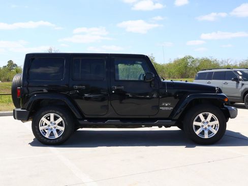 Used 2017 Jeep Wrangler Unlimited Sahara w/ Connectivity Group image 5