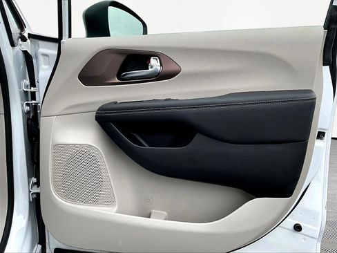 Used 2024 Chrysler Voyager LX FWD image 29