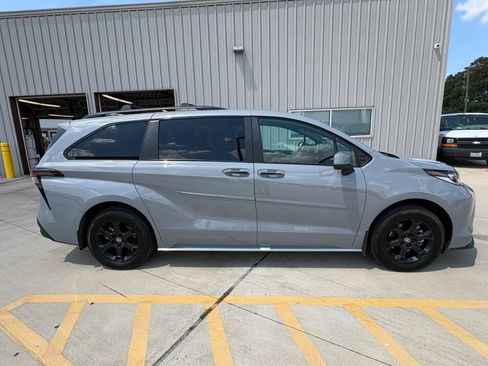 Used 2025 Toyota Sienna XLE Woodland Edition AWD/4WD image 9