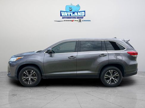 Used 2019 Toyota Highlander Plus FWD image 2