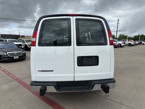 Used 2024 Chevrolet Express 2500 w/ Driver Convenience Package image 9
