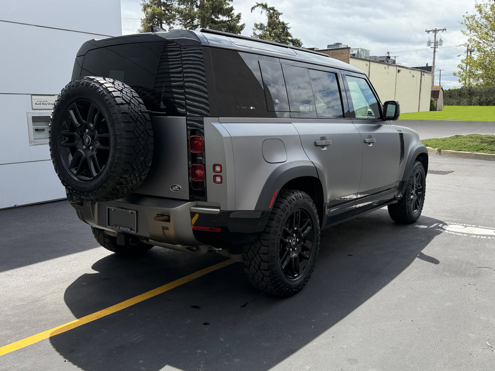 Used 2022 Land Rover Defender 110 X-Dynamic SE AWD/4WD image 10