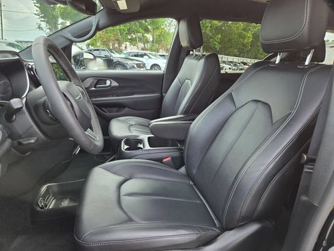 Used 2025 Chrysler Pacifica Select FWD image 19