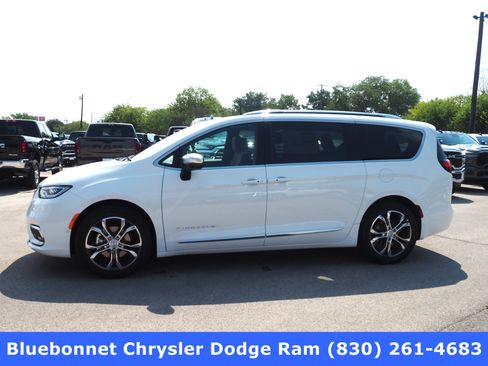 New 2026 Chrysler Pacifica Pinnacle image 1